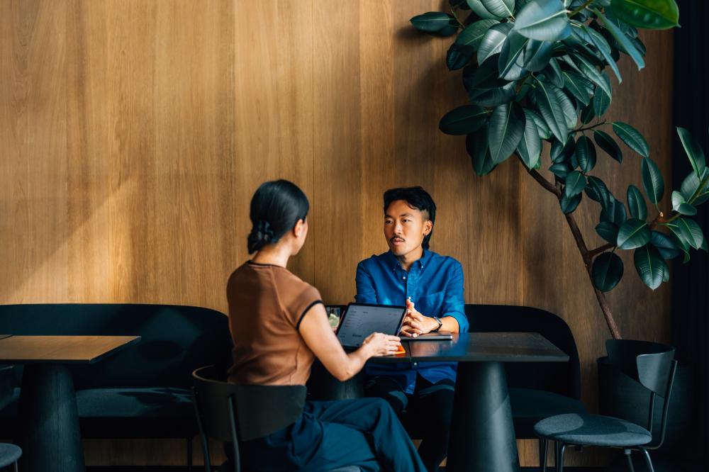 Two colleagues having a partnership meeting